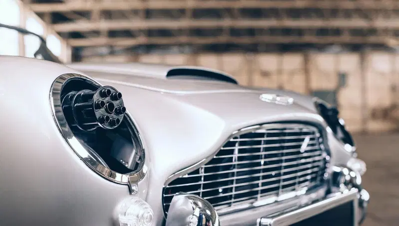 Aston Martin DB5 "No Time To Die" Edition; le mitragliatrici Gatling ruotano (ma non sparano)