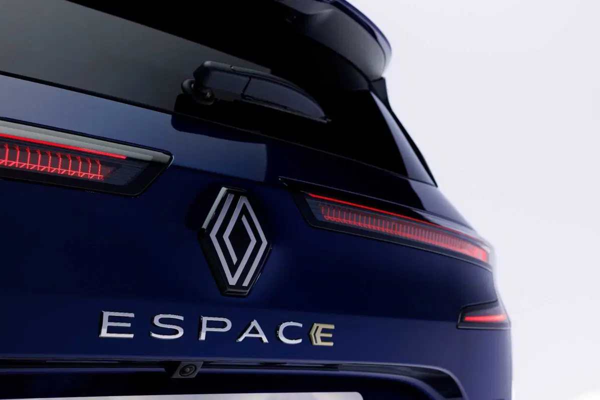 Nuova Renault Espace 2023: finisce l'epopea delle monovolume (13)
