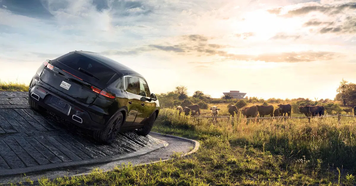 Porsche: pronta la Macan elettrica entro fine anno, proseguono i test nello stabilimento "gioiello"