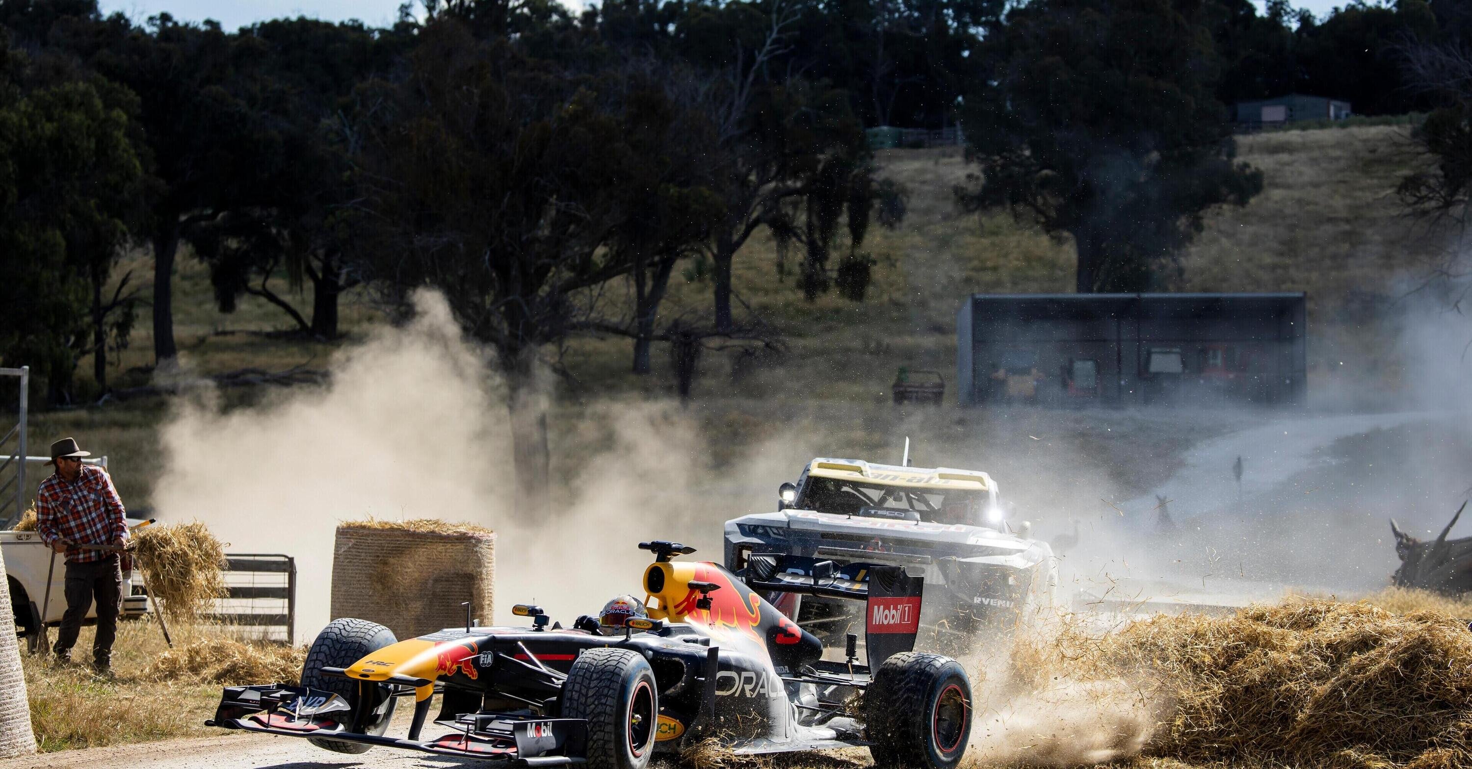 Su una F1 in Australia: Daniel Ricciardo in giro con la Red Bull RB7 [Video]