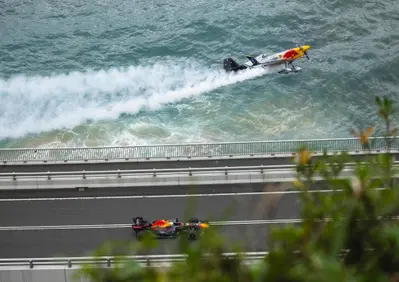 Su una F1 in Australia: Daniel Ricciardo in giro con la Red Bull RB7 [Video]