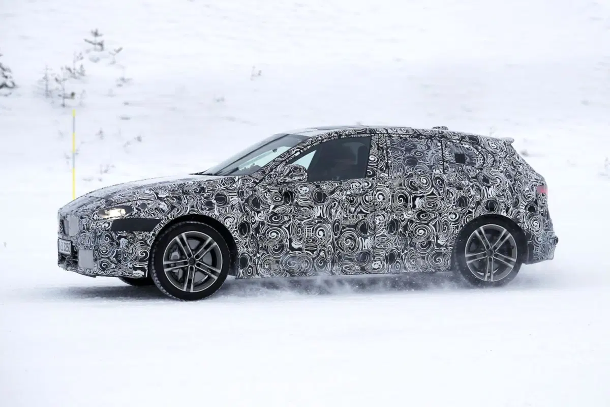 BMW Serie 1, ecco le foto spia del nuovo Facelift  (3)