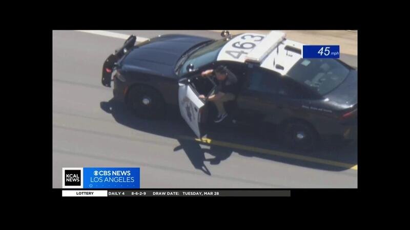 Ruba un&#039;auto della Polizia e si lancia dalla porta a tutta velocit&agrave; [VIDEO]