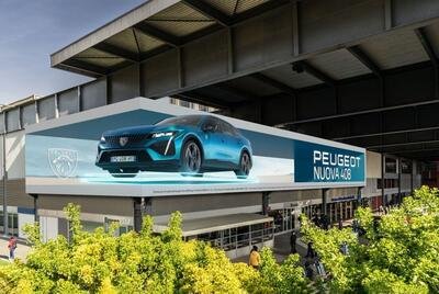 Il cartellone digitale pi&ugrave; grande d'Italia: nuova Peugeot 408 a Porta Garibaldi