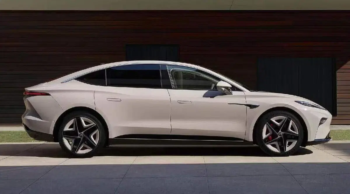 Saic F7, la nuova cinese elettrica con il cambio rapido di batterie (come Nio)  (5)