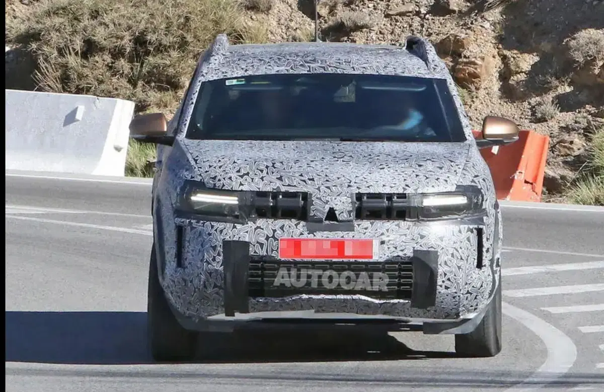 Dacia Duster 2024, cambia tutto: nuovi motori, interni e design