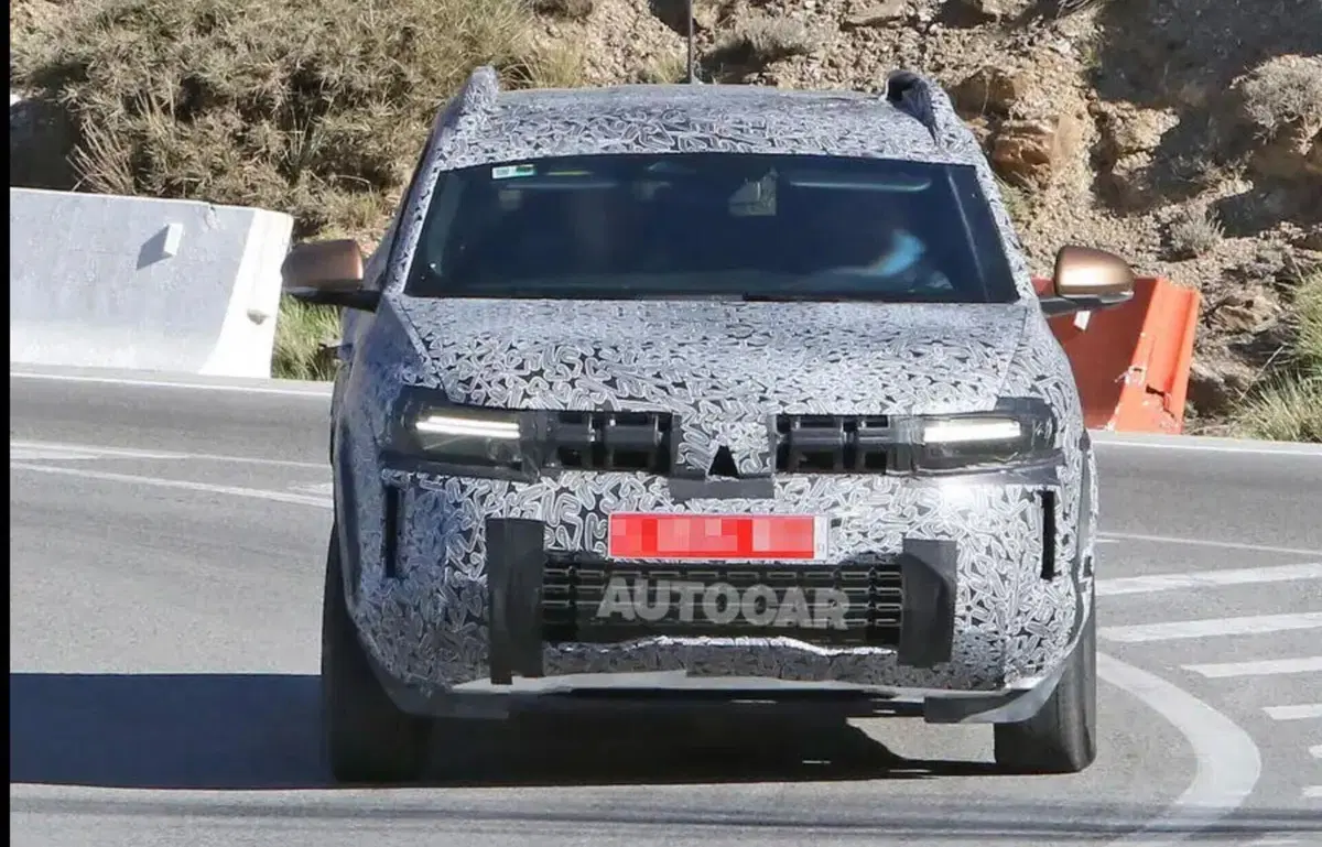 Dacia Duster 2024, cambia tutto: nuovi motori, interni e design (12)