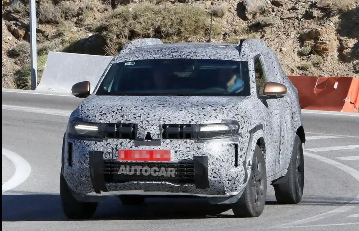 Dacia Duster 2024, cambia tutto: nuovi motori, interni e design (11)