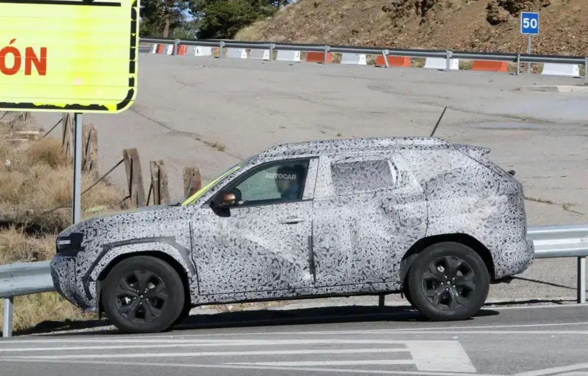 Dacia Duster 2024, cambia tutto: nuovi motori, interni e design (13)