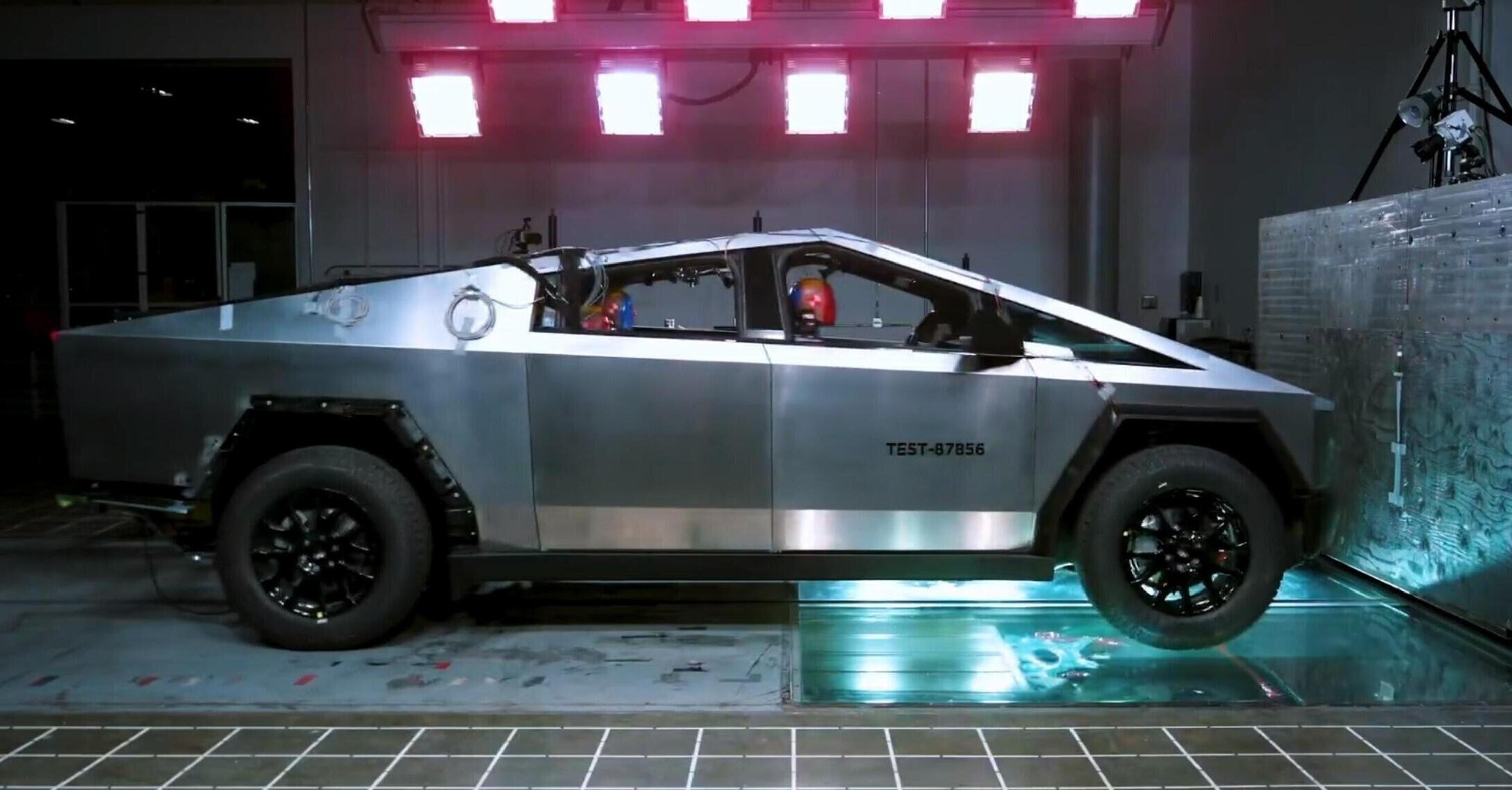 Tesla Cybertruck fa il crash test, la suspence &egrave; grande ma &egrave; del 1&deg; di aprile... [VIDEO]