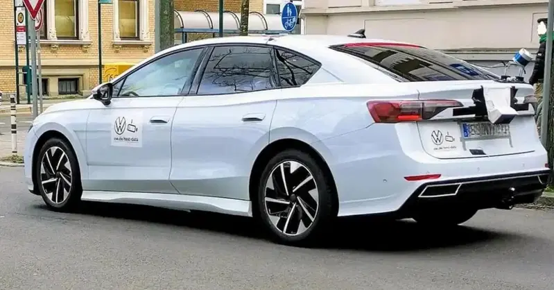 Volkswagen ID.7: ecco com'&egrave; senza veli