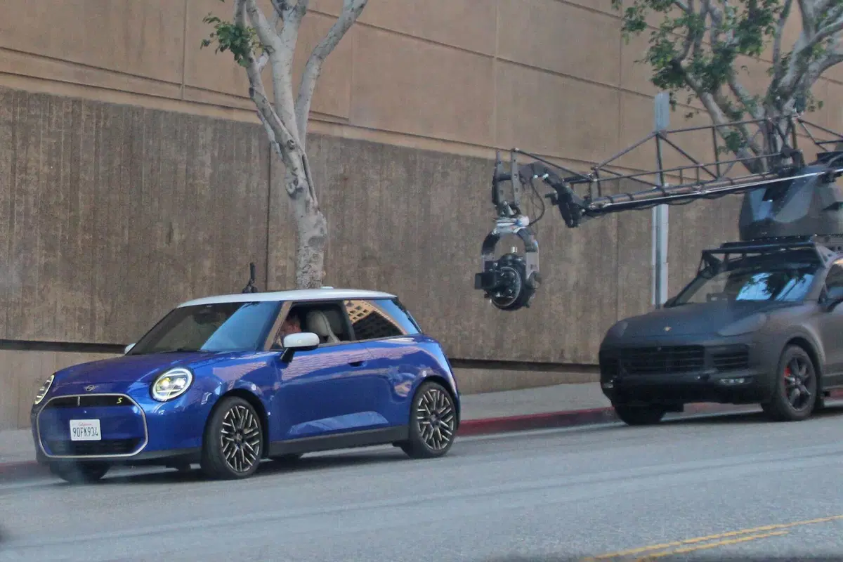 Mini Cooper SE, l’elettrica cambia sia dentro che fuori [Foto Spia] (2)