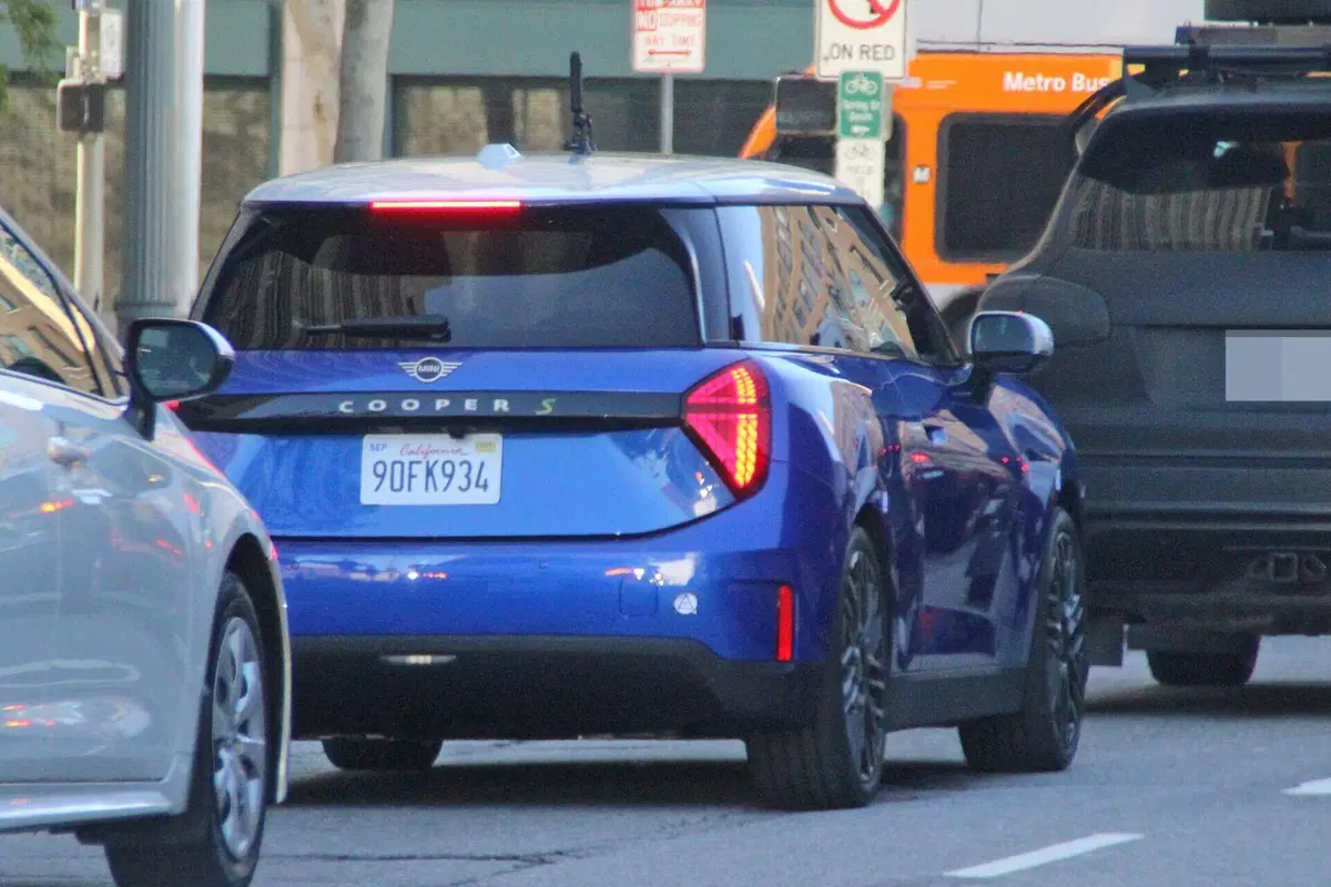 Mini Cooper SE, l’elettrica cambia sia dentro che fuori [Foto Spia]