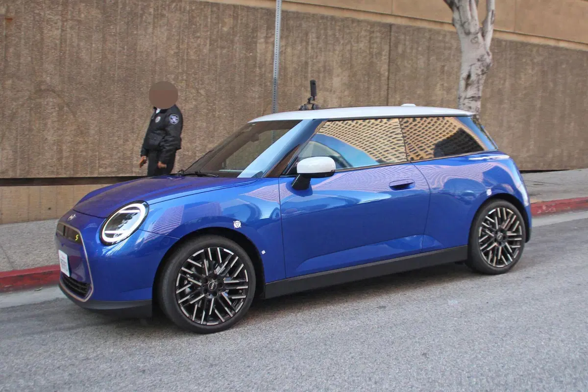 Mini Cooper SE, l’elettrica cambia sia dentro che fuori [Foto Spia] (3)