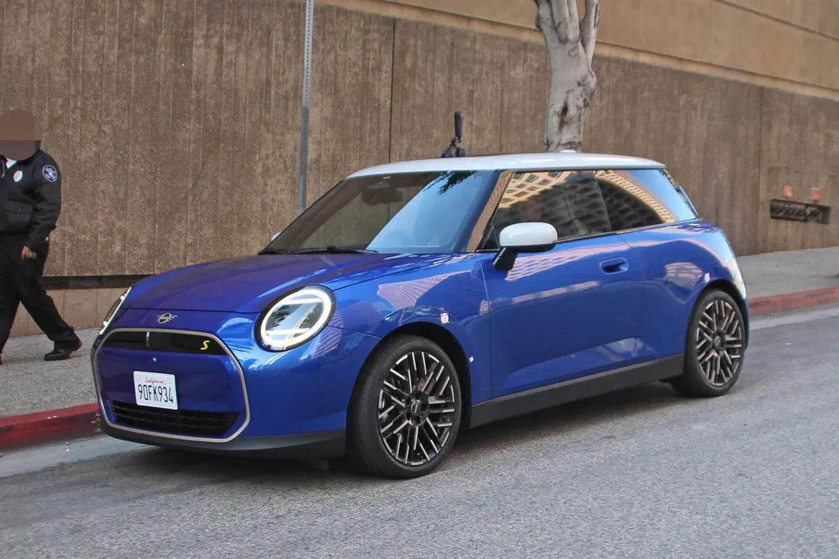 Mini Cooper SE, l’elettrica cambia sia dentro che fuori [Foto Spia] (5)