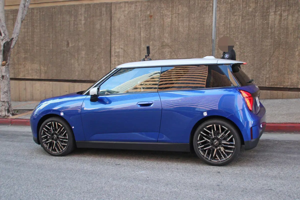 Mini Cooper SE, l’elettrica cambia sia dentro che fuori [Foto Spia] (4)