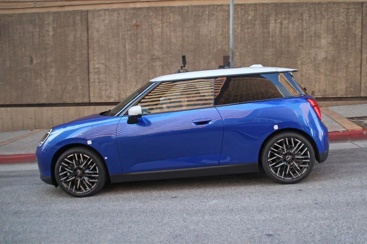 Mini Cooper SE, l’elettrica cambia sia dentro che fuori [Foto Spia] (6)