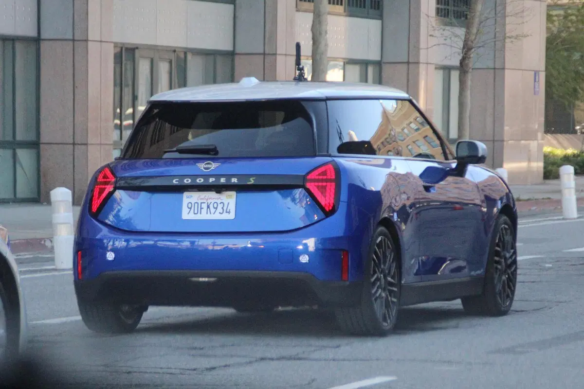 Mini Cooper SE, l’elettrica cambia sia dentro che fuori [Foto Spia] (7)