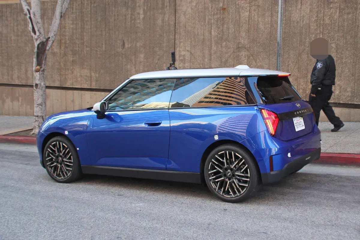 Mini Cooper SE, l’elettrica cambia sia dentro che fuori [Foto Spia] (8)