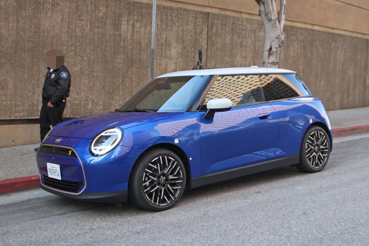 Mini Cooper SE, l’elettrica cambia sia dentro che fuori [Foto Spia] (9)