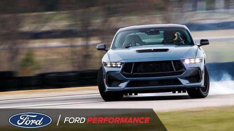 Ford Mustang 2024: il freno a mano per fare i traversi, ecco come funziona [VIDEO]