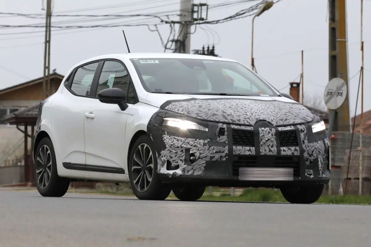Renault Clio 2023, nuovi ibridi e nuovo Facelift [Foto Spia]