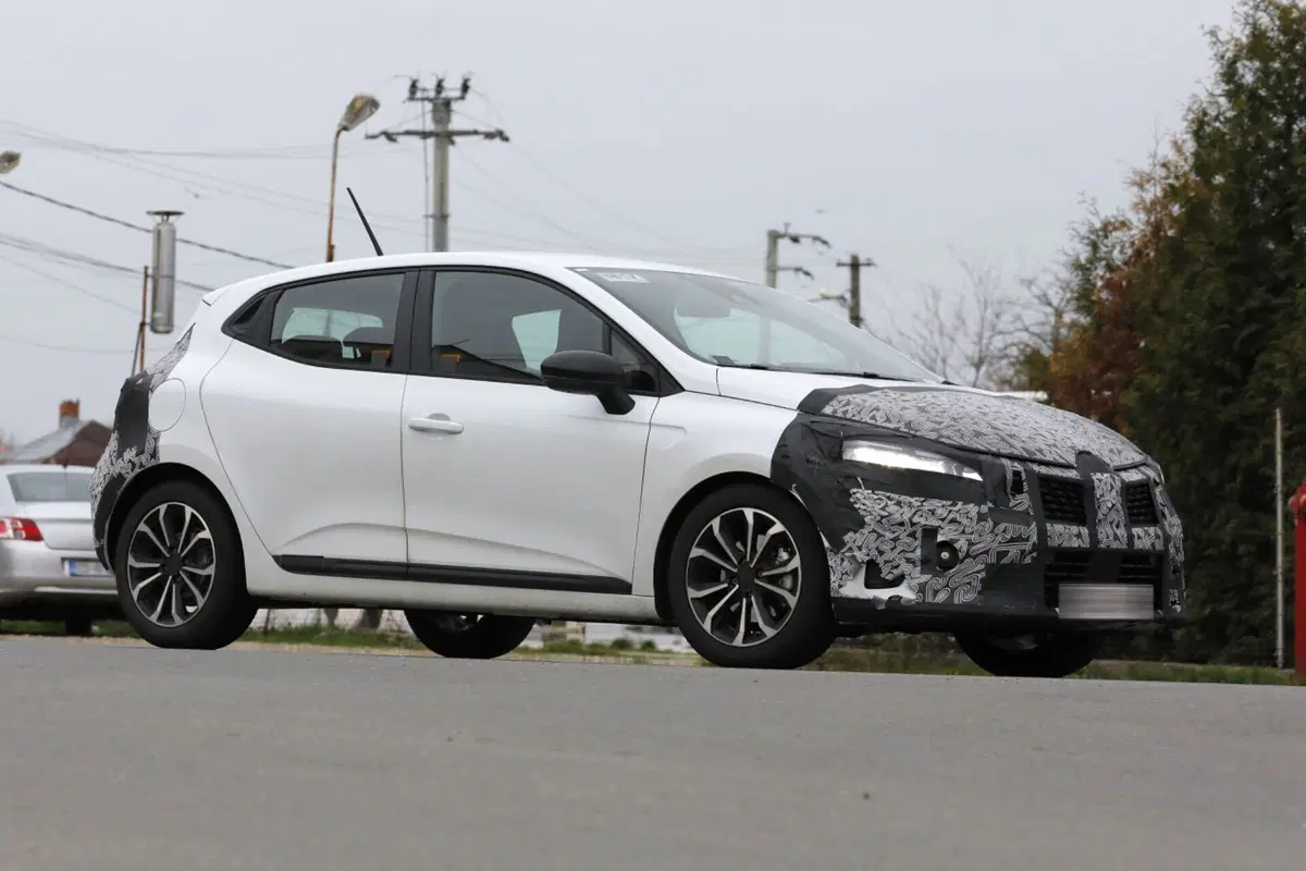 Renault Clio 2023, nuovi ibridi e nuovo Facelift [Foto Spia] (2)