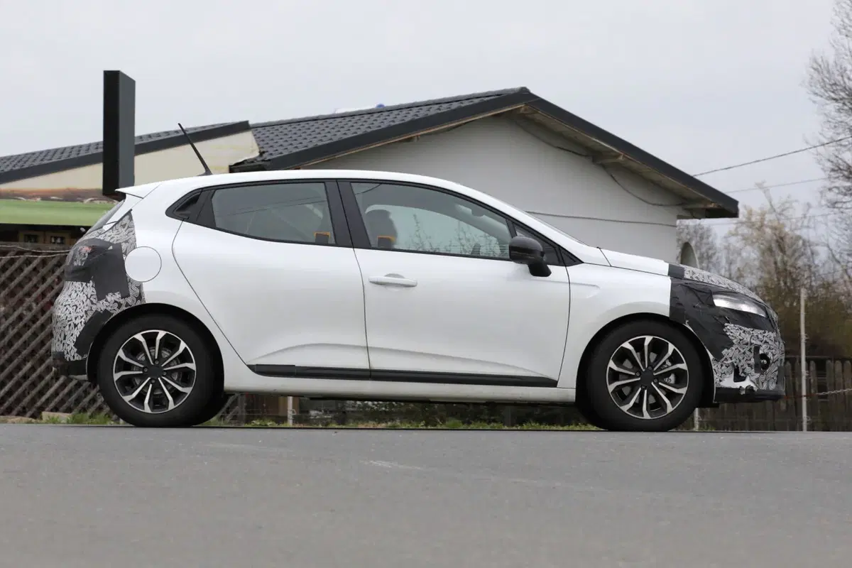 Renault Clio 2023, nuovi ibridi e nuovo Facelift [Foto Spia] (3)