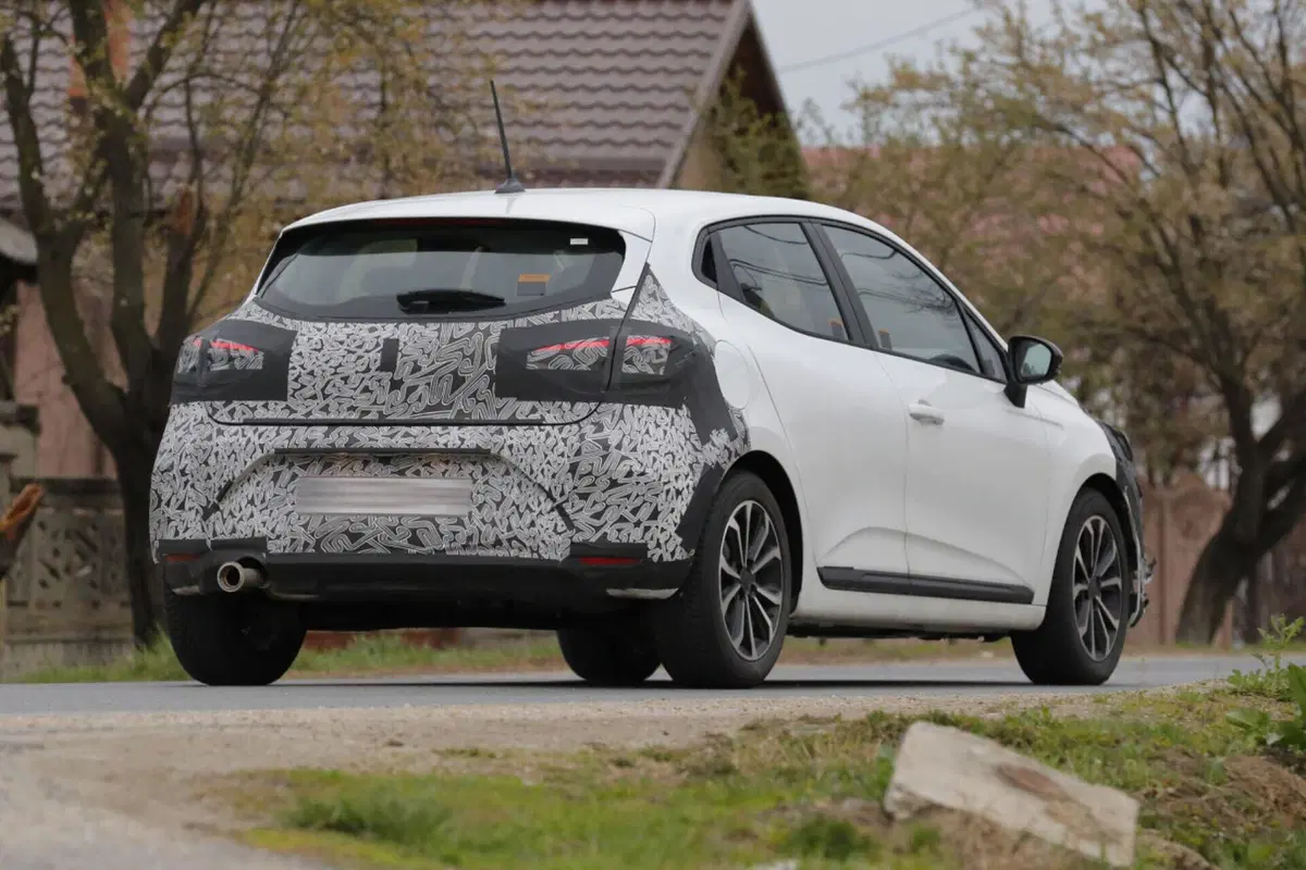 Renault Clio 2023, nuovi ibridi e nuovo Facelift [Foto Spia] (4)