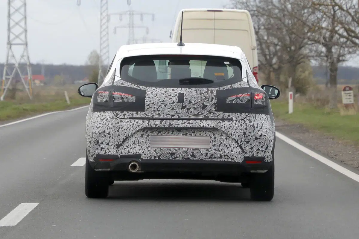 Renault Clio 2023, nuovi ibridi e nuovo Facelift [Foto Spia] (6)