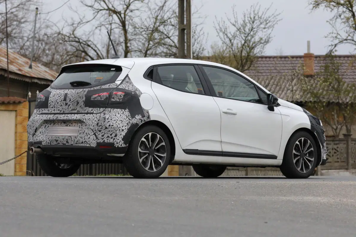 Renault Clio 2023, nuovi ibridi e nuovo Facelift [Foto Spia] (5)