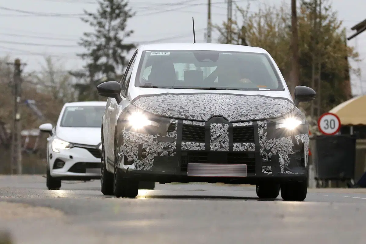Renault Clio 2023, nuovi ibridi e nuovo Facelift [Foto Spia] (7)