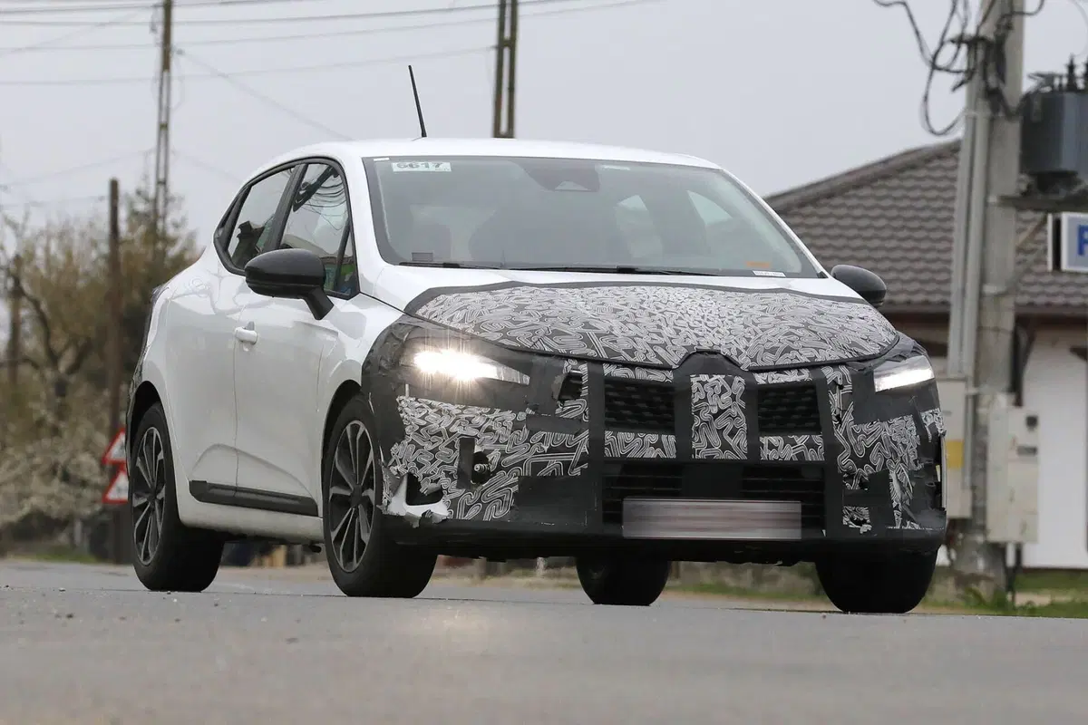 Renault Clio 2023, nuovi ibridi e nuovo Facelift [Foto Spia] (8)
