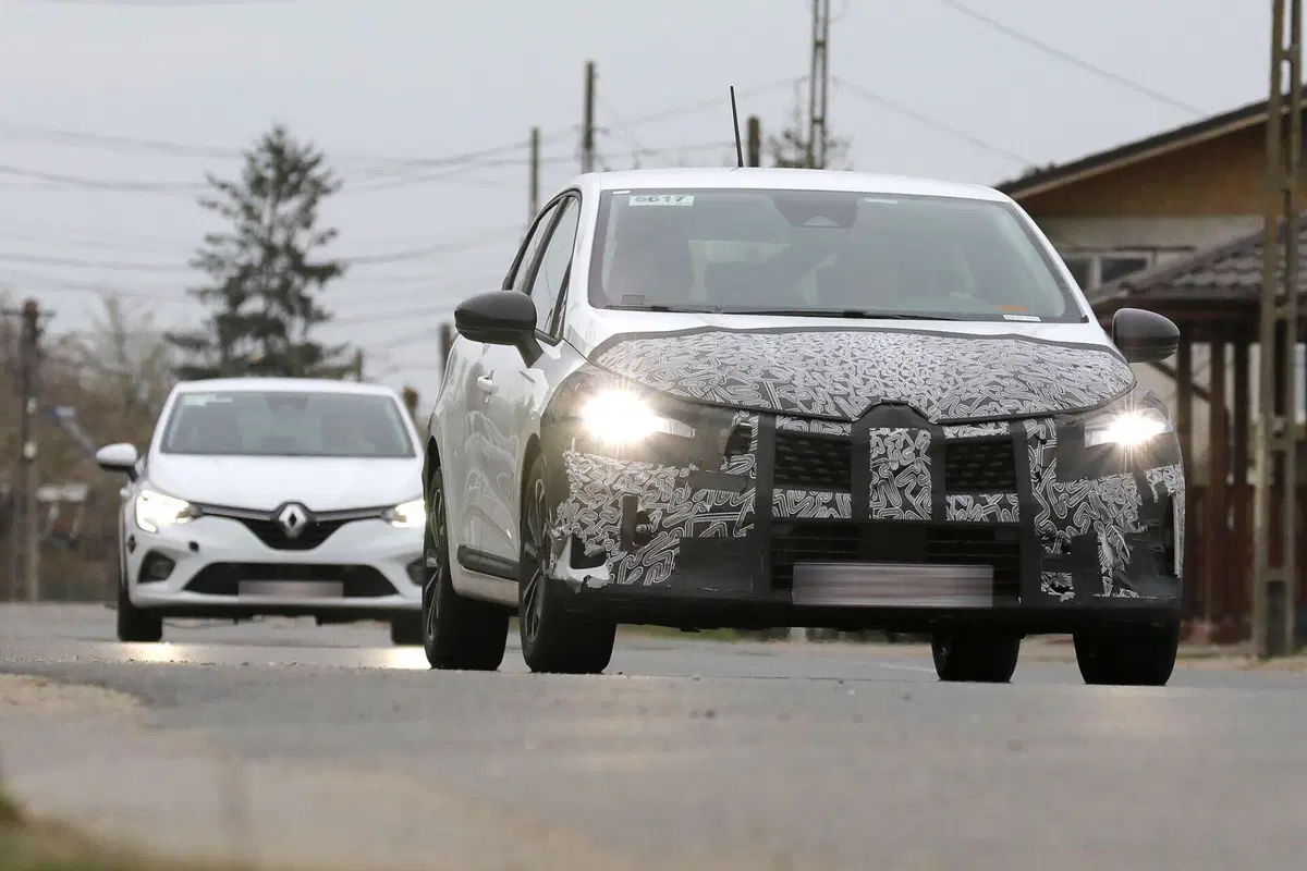 Renault Clio 2023, nuovi ibridi e nuovo Facelift [Foto Spia] (9)