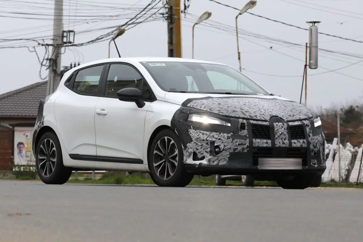 Renault Clio 2023, nuovi ibridi e nuovo Facelift [Foto Spia] (10)