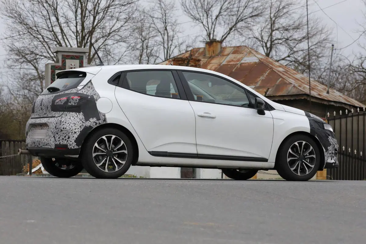Renault Clio 2023, nuovi ibridi e nuovo Facelift [Foto Spia] (11)
