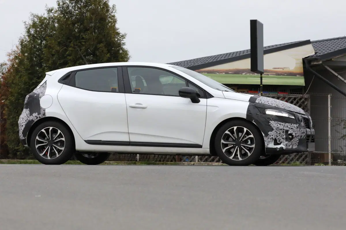 Renault Clio 2023, nuovi ibridi e nuovo Facelift [Foto Spia] (12)