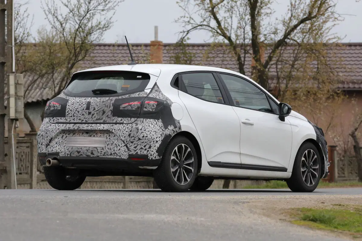 Renault Clio 2023, nuovi ibridi e nuovo Facelift [Foto Spia] (13)