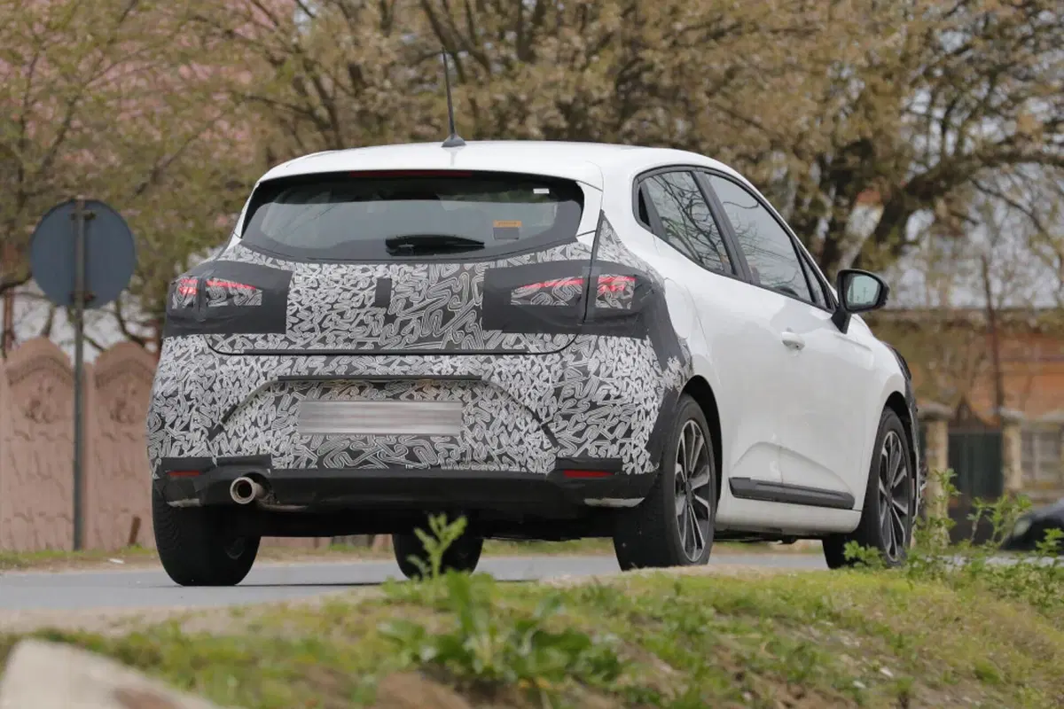 Renault Clio 2023, nuovi ibridi e nuovo Facelift [Foto Spia] (14)