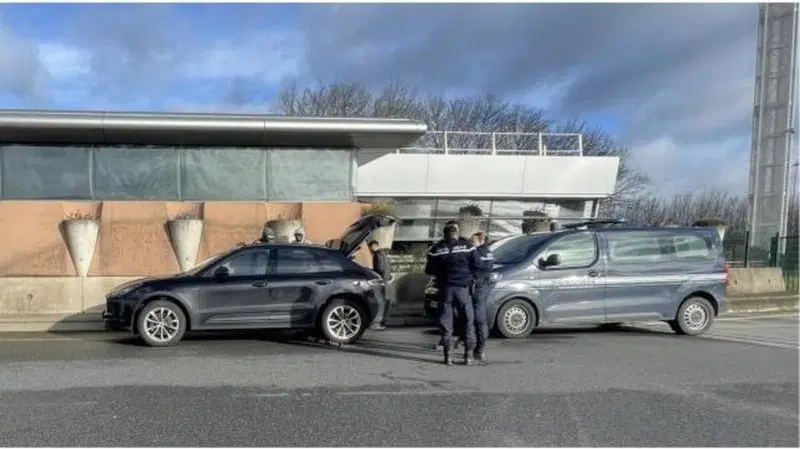Beccata a 230 km/h con una Porsche Macan in autostrada, la scusa: "stavo finendo la benzina"