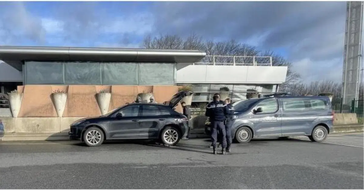 Beccata a 230 km/h con una Porsche Macan in autostrada, la scusa: "stavo finendo la benzina"