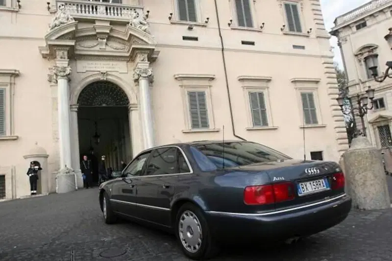 L'Audi A8L blindata utilizzata da Silvio Berlusconi entra al Quirinale