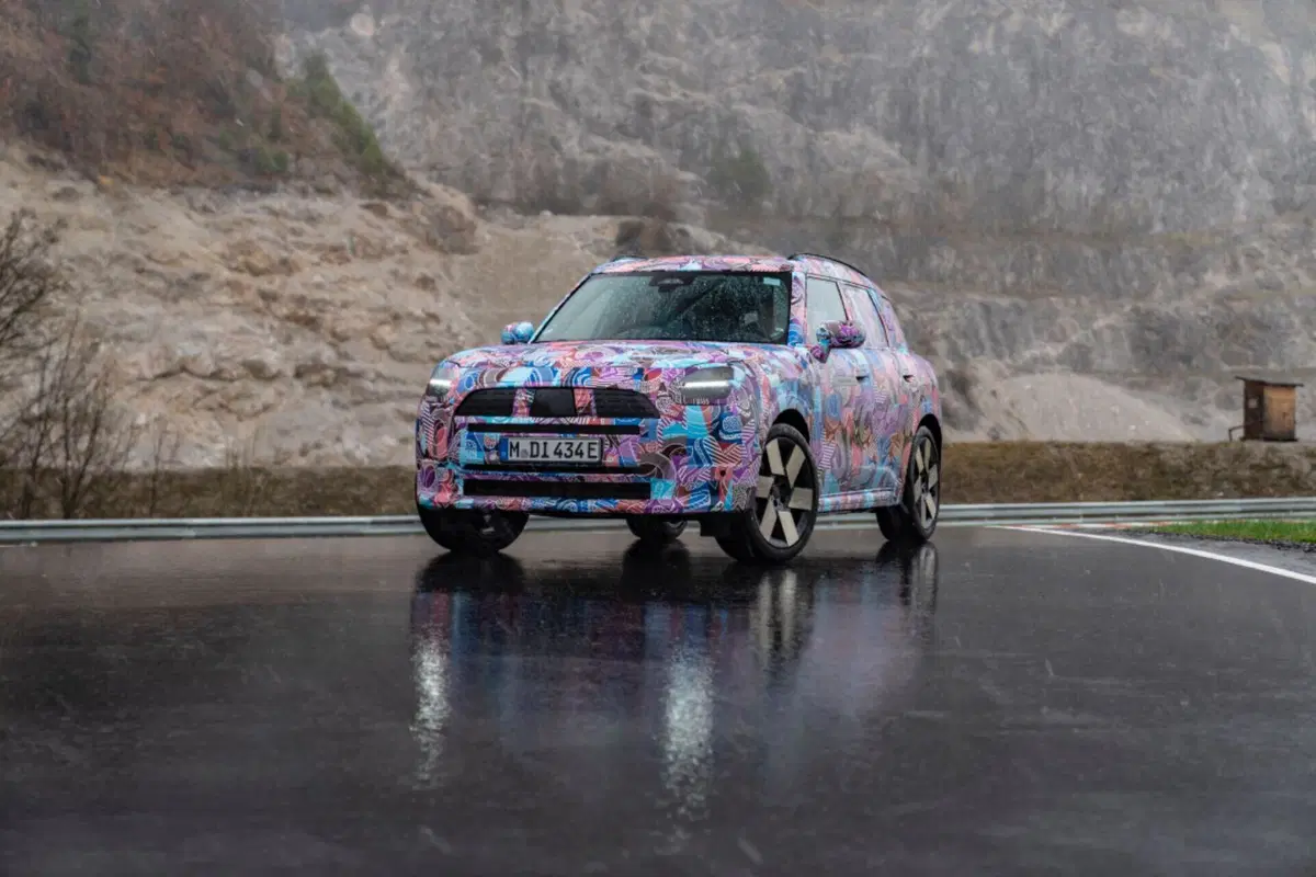 Mini Suv elettrica, taglia XL, ecco le foto spia