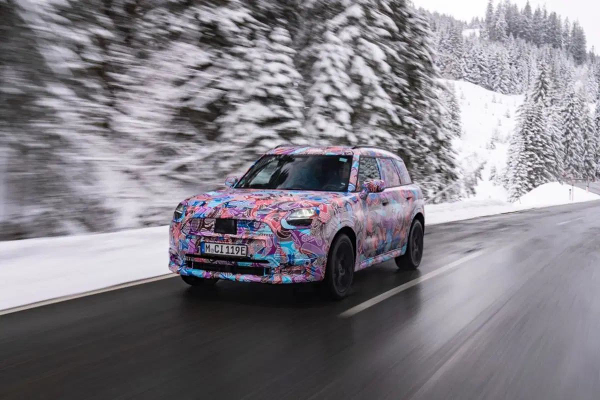 Mini Suv elettrica, taglia XL, ecco le foto spia (2)