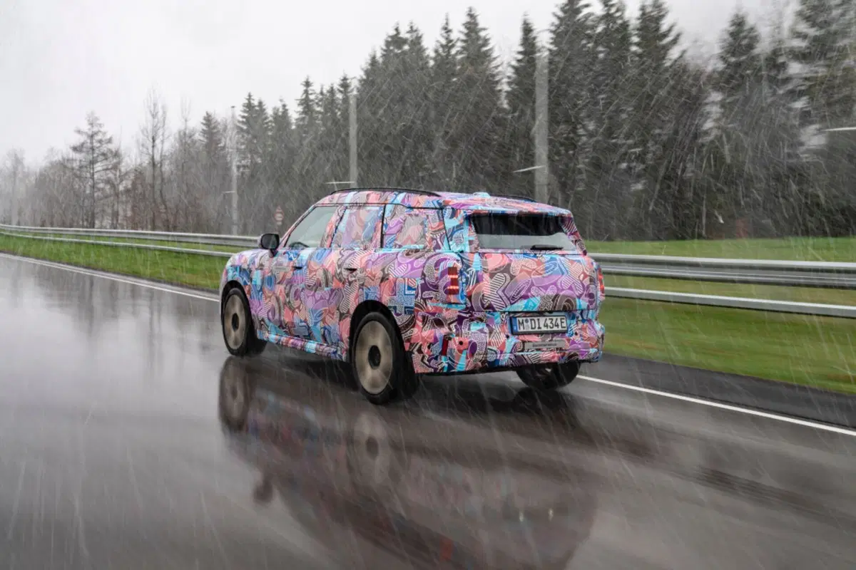 Mini Suv elettrica, taglia XL, ecco le foto spia (3)