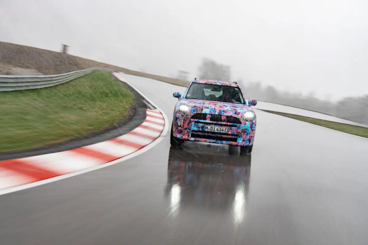 Mini Suv elettrica, taglia XL, ecco le foto spia (4)