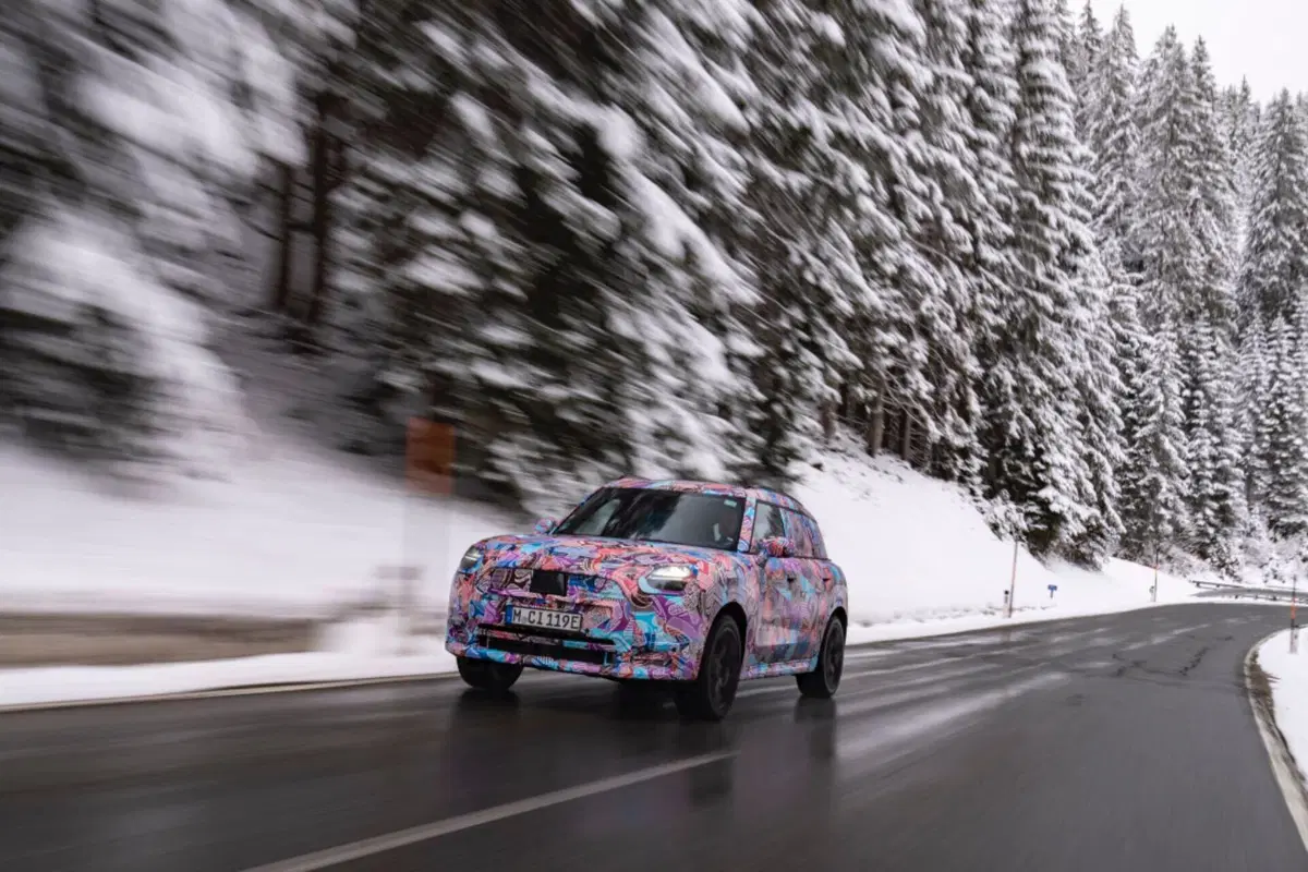 Mini Suv elettrica, taglia XL, ecco le foto spia (9)