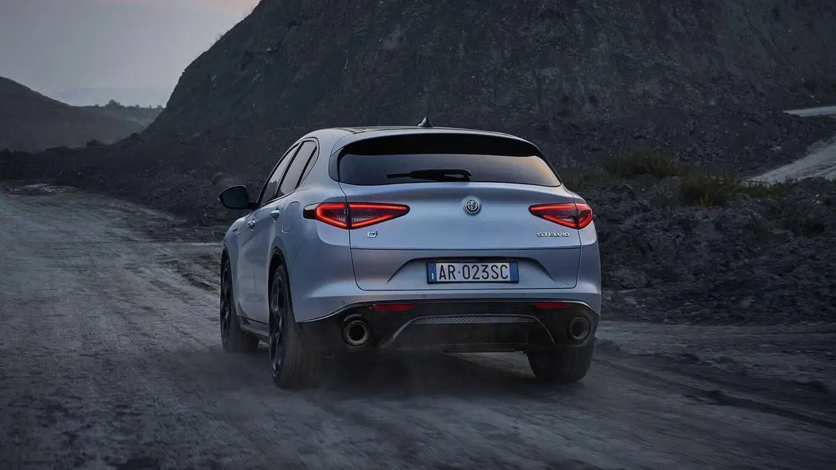 Scende in campo e le ha tutte contro: nuova Alfa Romeo Stelvio restyling top e flop