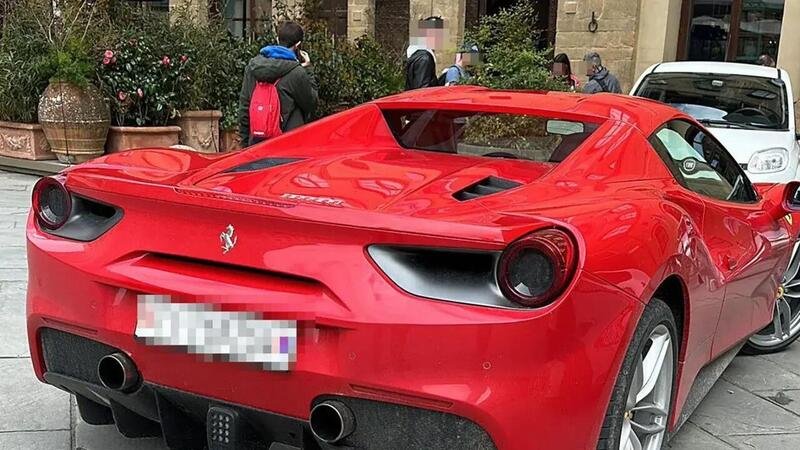Con una Ferrari in Piazza della Signoria a Firenze: multa da 500  euro