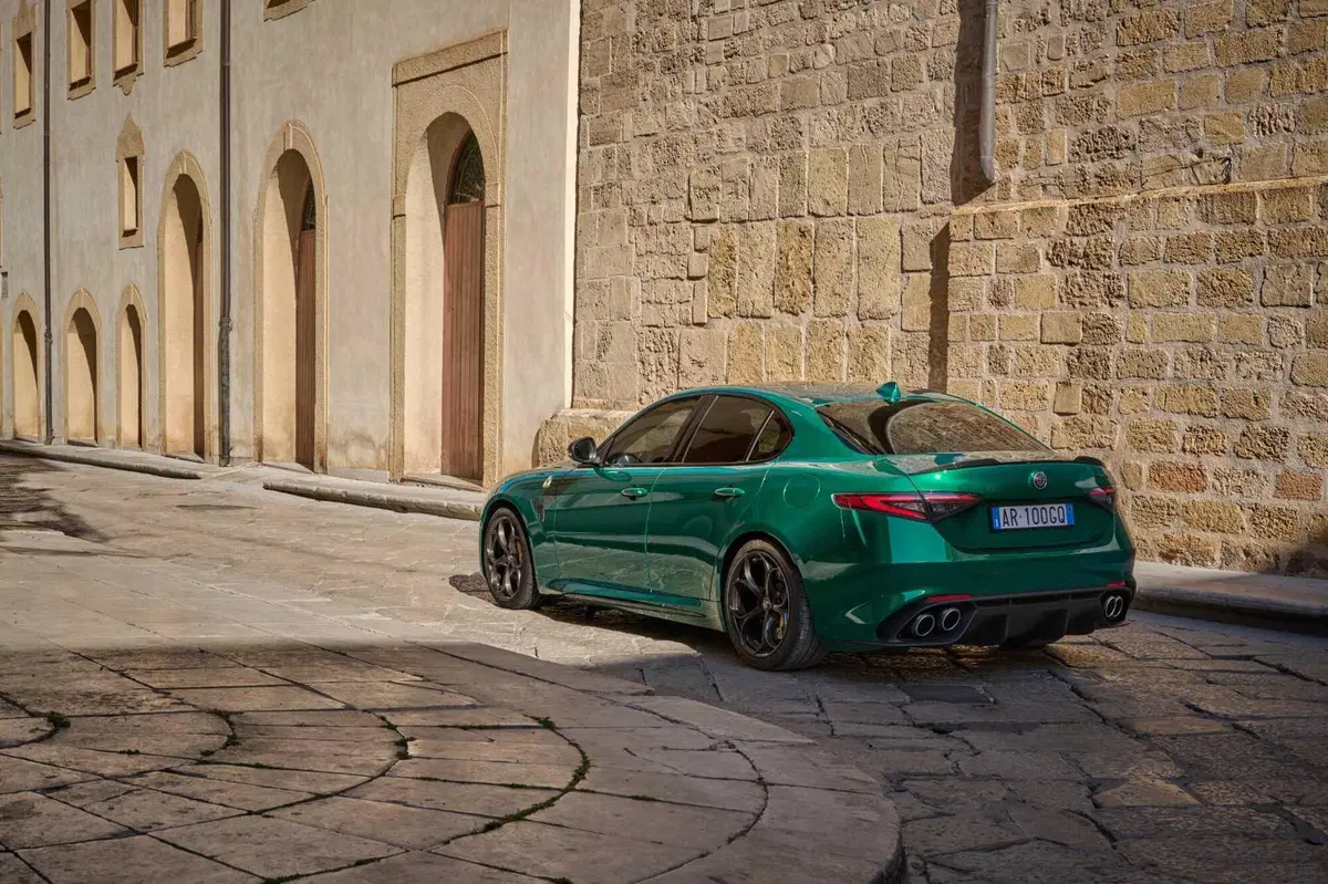 Alfa Romeo Giulia Quadrifoglio 100° anniversario: tutte le foto (2)